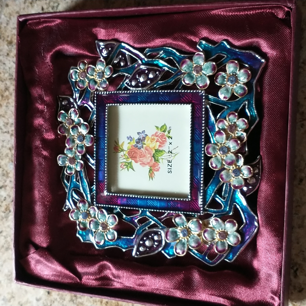 Versailles Picture Frame in Enamel NWOT in box